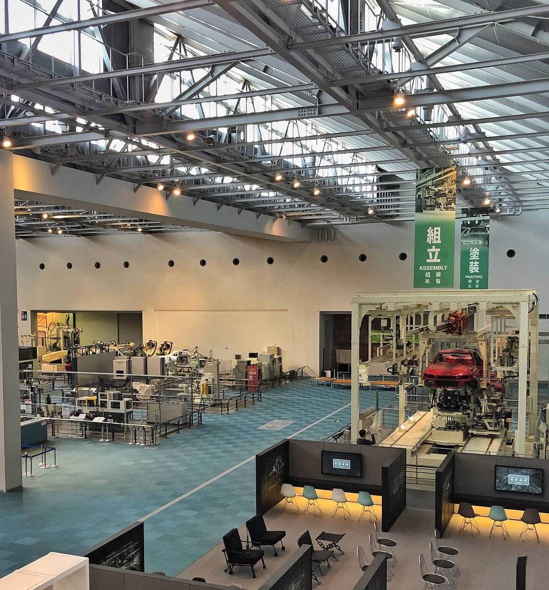 Linha de montagem e pintura reconstituída no museu da Toyota em Nagoya