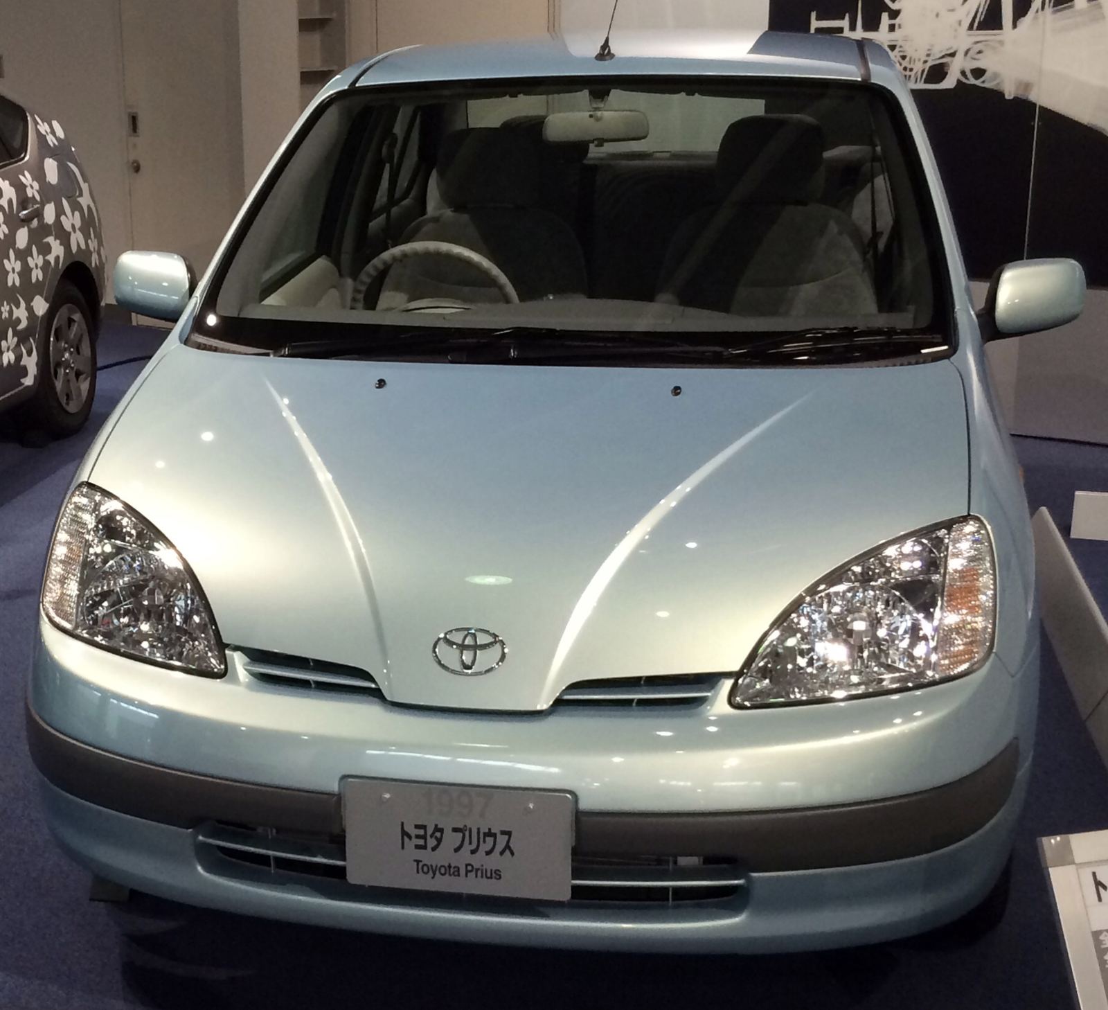 Toyota Prius NHW10 de 1997, primeira geração, no museu da Toyota